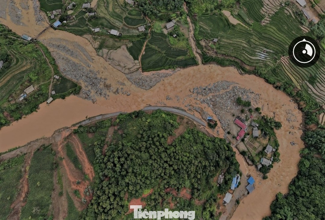 Do chịu ảnh hưởng của mưa lớn từ ngày 5 đến 6/8, nhiều vị trí trên tuyến Quốc lộ 32 đoạn qua địa phận xã Khao Mang, Hồ Bốn của huyện Mù Cang Chải bị sạt lở nghiêm trọng.