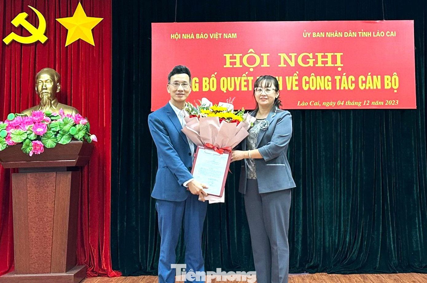 Lãnh đạo tỉnh Lào Cai trao Quyết định, tặng hoa chúc mừng tân Chủ tịch Hội Nhà báo tỉnh Lê Trường Giang. Lãnh đạo tỉnh Lào Cai trao Quyết định, tặng hoa chúc mừng tân Chủ tịch Hội Nhà báo tỉnh Lê Trường Giang.