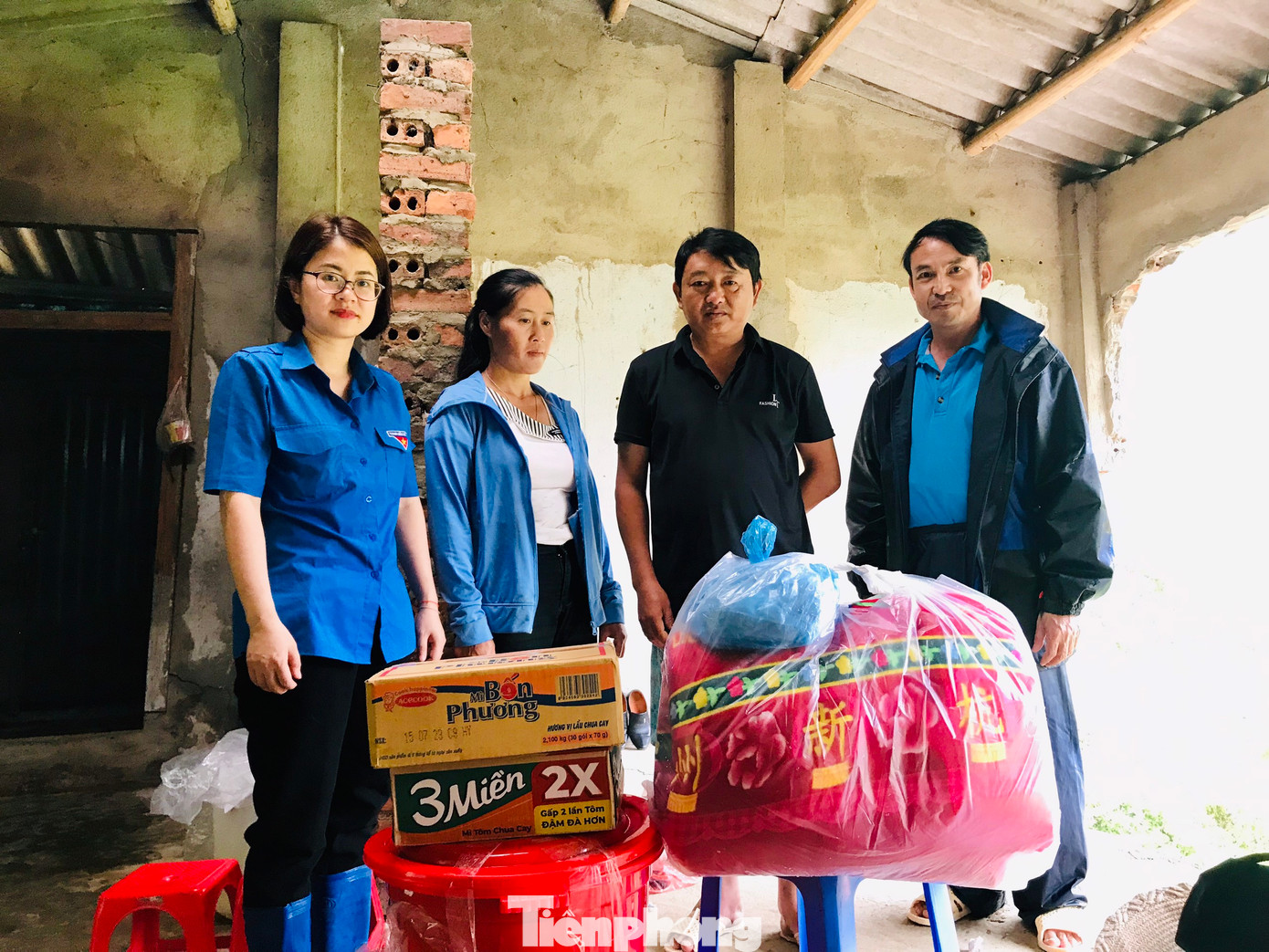 Dịp này, Tỉnh Đoàn Yên Bái cũng trực tiếp đến các xã bị ảnh hưởng do thiên tại, bão lũ trên địa bàn huyện Mù Cang Chải. Tại đây, đoàn đã thăm hỏi, động viên, hỗ trợ các gia đình chịu thiệt hại nặng do đợt lũ quét ở các xã Khao Mang, Lao Chải, Hồ Bốn.