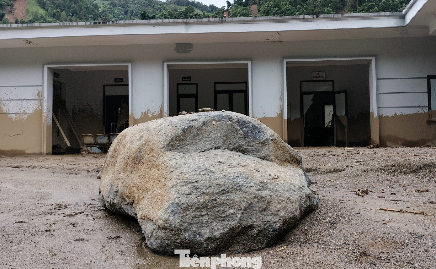 Bên cạnh đó, lực lượng tại chỗ tiếp tục đảm bảo năng lực khám chữa bệnh cho nhân dân ở tuyến huyện, tuyến xã; chủ động phối hợp với chính quyền địa phương triển khai các biện pháp khắc phục hậu quả sau thiên tai.