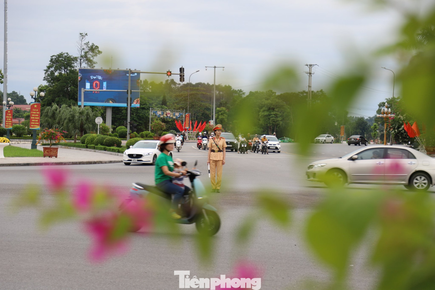 Mỗi nút giao có từ 1-2 nữ cán bộ hỗ trợ nam cảnh sát hướng dẫn, phân luồng khi có phương tiện đi qua.