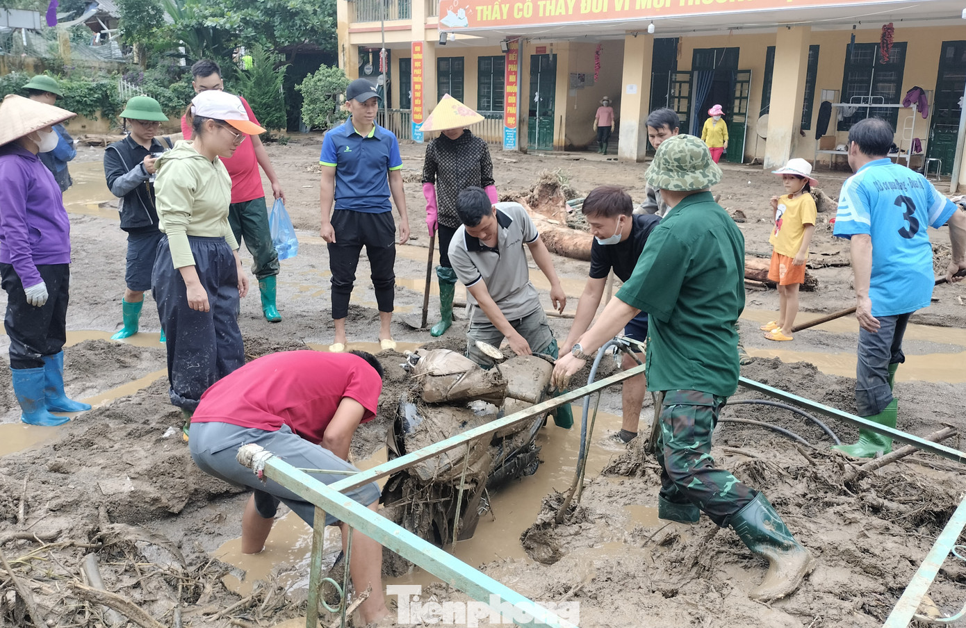 Đến ngày 9/8, tại xã Hồ Bốn, hàng trăm đoàn viên thanh niên cùng dân quân tự vệ đã đến hỗ trợ dọn dẹp vệ sinh, khắc phục hậu quả do mưa lũ.