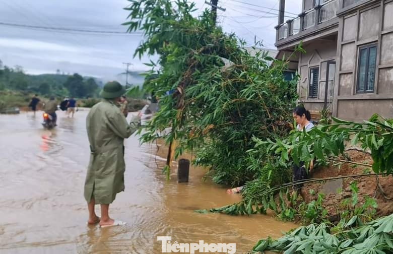 Ngay trong đêm 6/10, Ban Chỉ huy phòng chống thiên tai và tìm kiếm cứu nạn (PCTT & TKCN) huyện Văn Yên ông Hà Đức Anh, Chủ tịch UBND huyện làm Trưởng đoàn đi kiểm tra, đánh giá tình hình lũ, ngập lụt và sạt lở đất. Ngay trong đêm 6/10, Ban Chỉ huy phòng chống thiên tai và tìm kiếm cứu nạn (PCTT & TKCN) huyện Văn Yên ông Hà Đức Anh, Chủ tịch UBND huyện làm Trưởng đoàn đi kiểm tra, đánh giá tình hình lũ, ngập lụt và sạt lở đất.