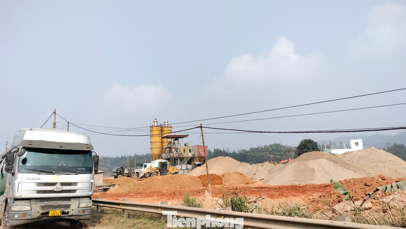 Trạm trộn bê tông thương phẩm của Công ty cổ phần Thương mại và Xây dựng ở xã Xuân Giao, huyện Bảo Thắng. Ảnh: Văn Đức. Trạm trộn bê tông thương phẩm của Công ty cổ phần Thương mại và Xây dựng ở xã Xuân Giao, huyện Bảo Thắng. Ảnh: Văn Đức.