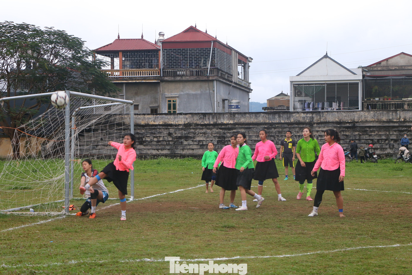 Các cầu thủ nữ với sự nhiệt tình, tràn đầy khí thế, chiến thuật thi đấu, kỹ năng chơi bóng tốt đã "cháy" hết mình trong trận đấu, cống hiến cho người xem những pha bóng đẹp mắt, đậm chất kỹ thuật, sôi động. Các cầu thủ nữ với sự nhiệt tình, tràn đầy khí thế, chiến thuật thi đấu, kỹ năng chơi bóng tốt đã "cháy" hết mình trong trận đấu, cống hiến cho người xem những pha bóng đẹp mắt, đậm chất kỹ thuật, sôi động.