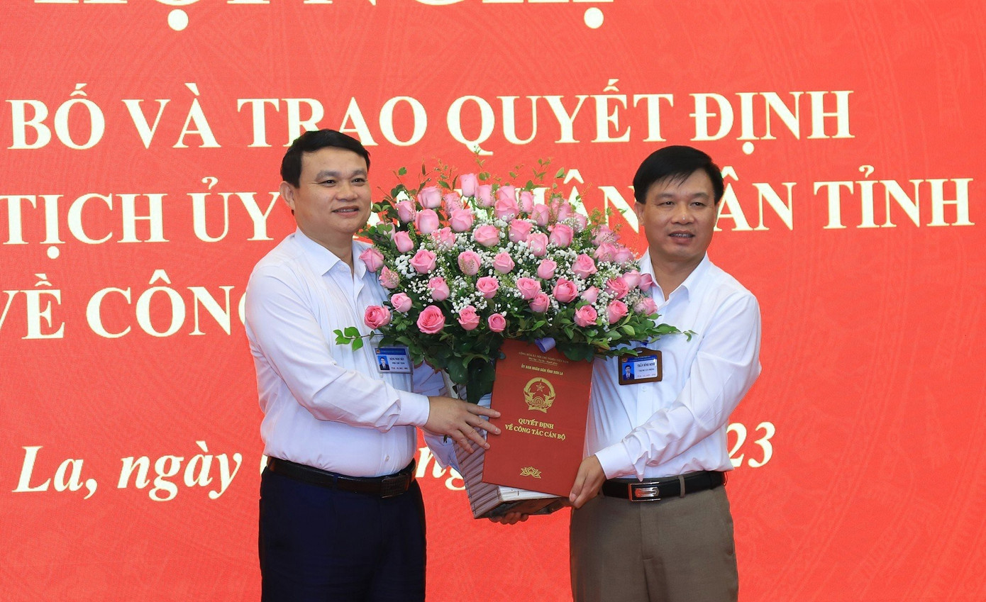 Phó Chủ tịch UBND tỉnh Đặng Ngọc Hậu trao quyết định và tặng hoa chúc mừng tân Chánh Văn phòng UBND tỉnh Sơn La.