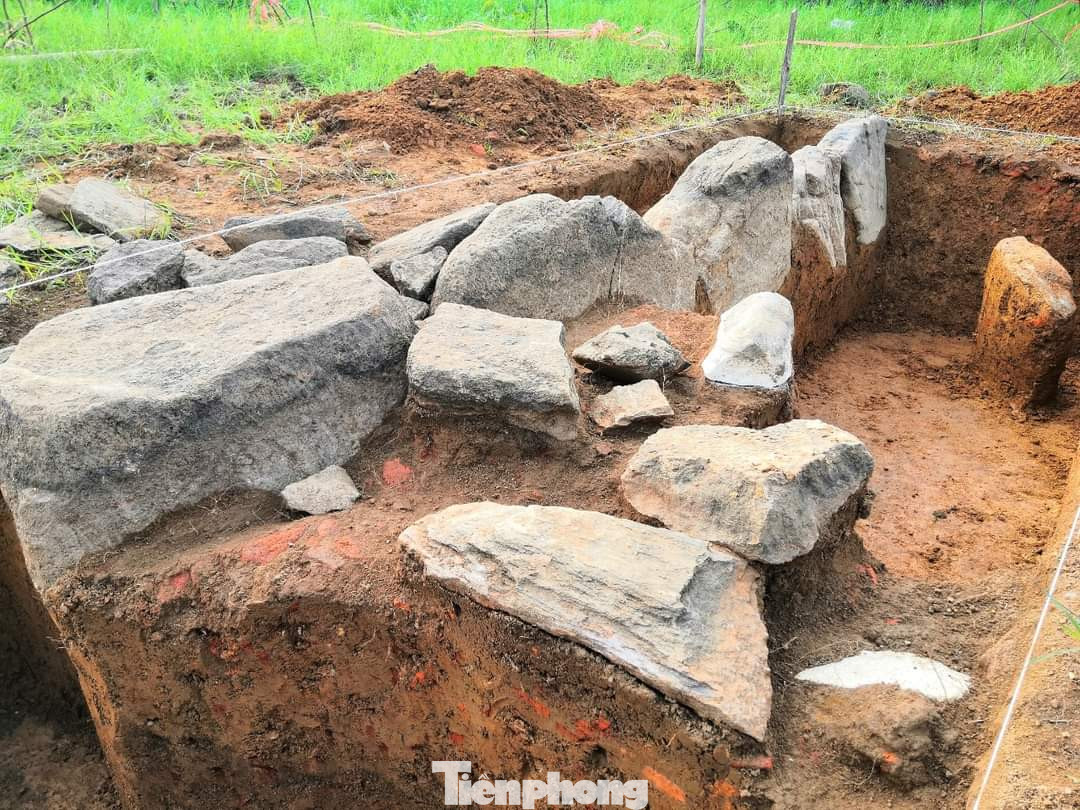 Tại hố khai quật còn lại, phát lộ hàng đá được xếp thẳng hàng chạy dọc theo chiều Bắc - Nam, có 6 viên, mặt nhẵn được xếp ra phía ngoài. Đây là hàng đá bó vỉa nền kiến trúc chính của di tích.