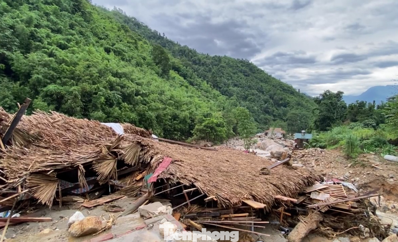 Đường QL 4D sạt ta luy dương tại xã Trung Chải, thị xã Sa Pa, khối lượng 100m3; Đường tỉnh 152b, sạt ta luy âm khoảng 50m tại thôn Nậm Cang, xã Liên Minh, thị xã Sa Pa...