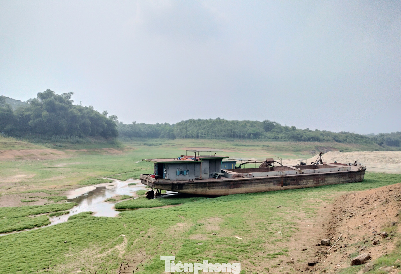 Xung quanh khu vực các bến, bãi tập kết cỏ mọc um tùm, đất, đai nứt nẻ do thiếu nước. Tàu, thuyền cũng hoen rỉ do nằm phơi nắng lâu ngày không hoạt động.