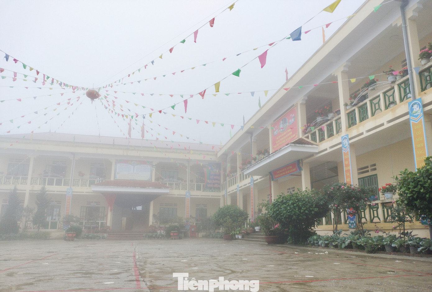 Ngôi trường mới được xây dựng với 3 dãy nhà gồm các khu chức năng dạy học, bếp ăn và nghỉ ngơi.