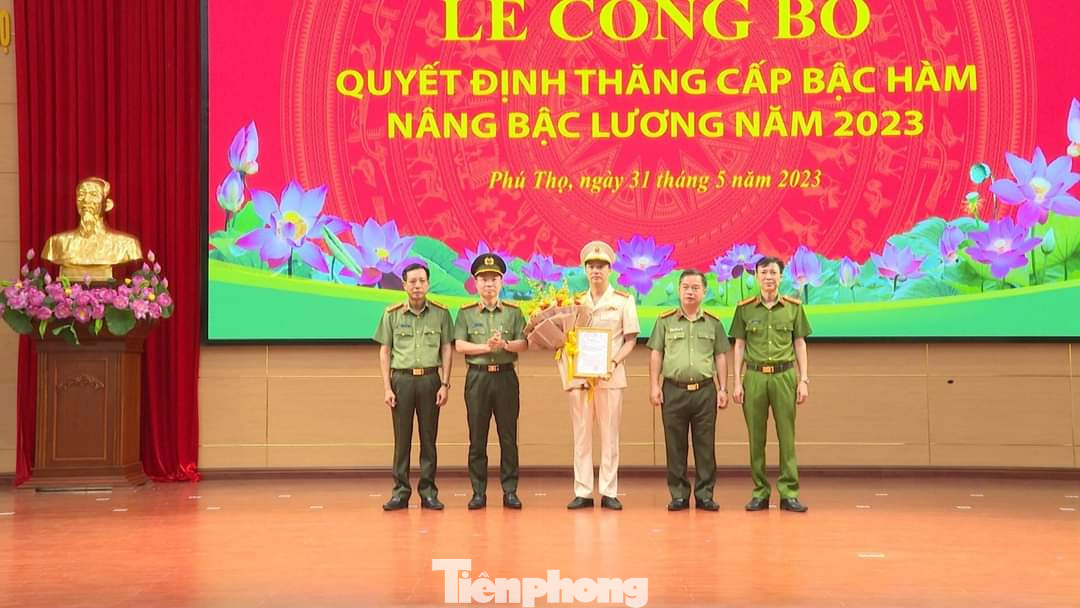 Ban Giám đốc Công an tỉnh Phú Thọ tặng hoa và chúc mừng Thượng tá Nguyễn Xuân Trung - Phó Giám đốc Công an tỉnh.