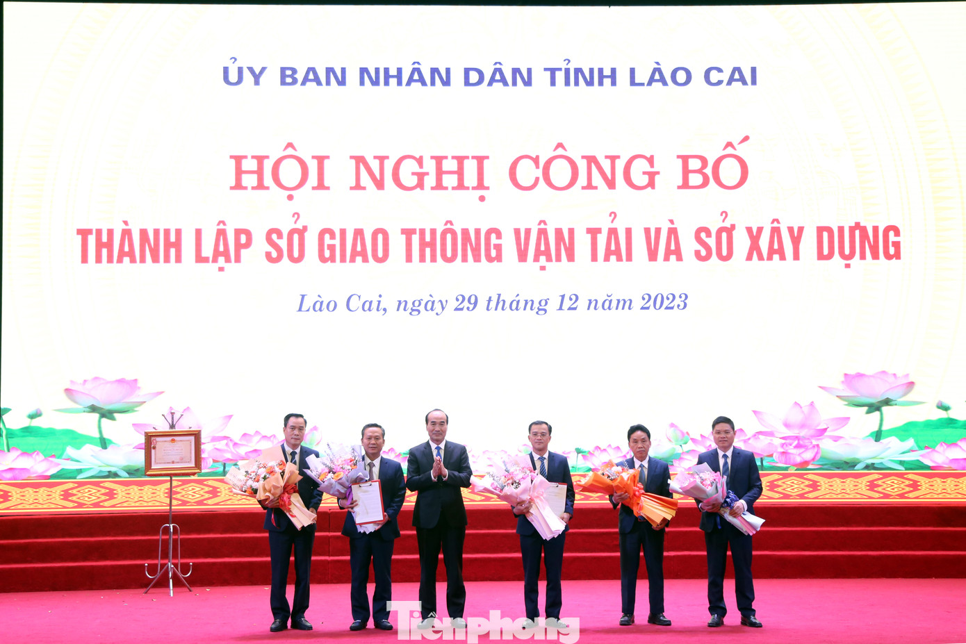 Ông Vũ Xuân Cường – Phó Bí thư Thường trực Tỉnh ủy, Chủ tịch HĐND trao Nghị quyết cho lãnh đạo Sở Giao thông vận tải và Sở Xây dựng.