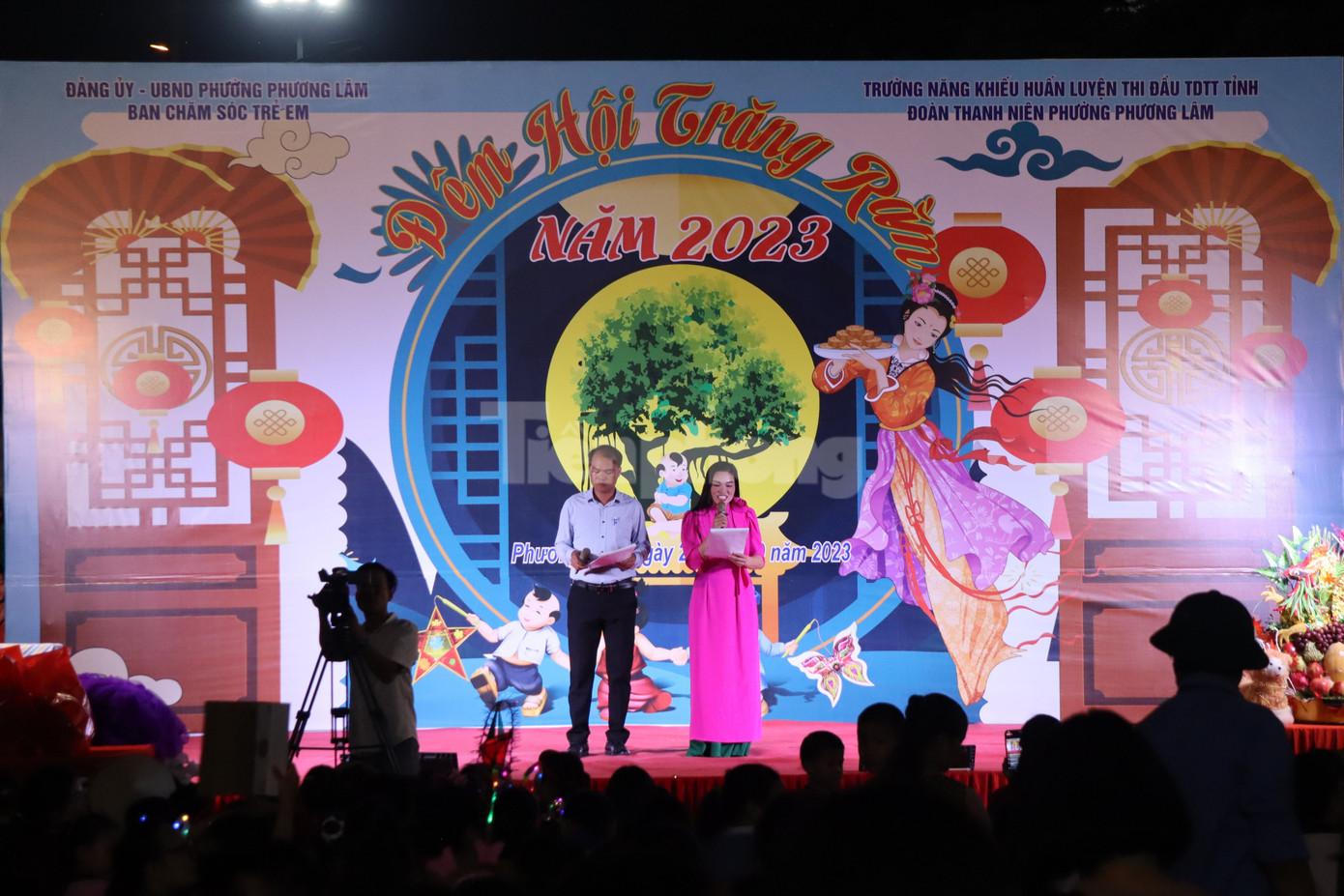 Đêm hội Trăng rằm do UBND phường Phương Lâm tổ chức nhân dịp Tết Trung thu. Đây là hoạt động nhằm mang lại không gian và nét đẹp văn hóa truyền thống đến với người dân, đặc biệt là các em nhỏ trên địa bàn TP Hòa Bình.