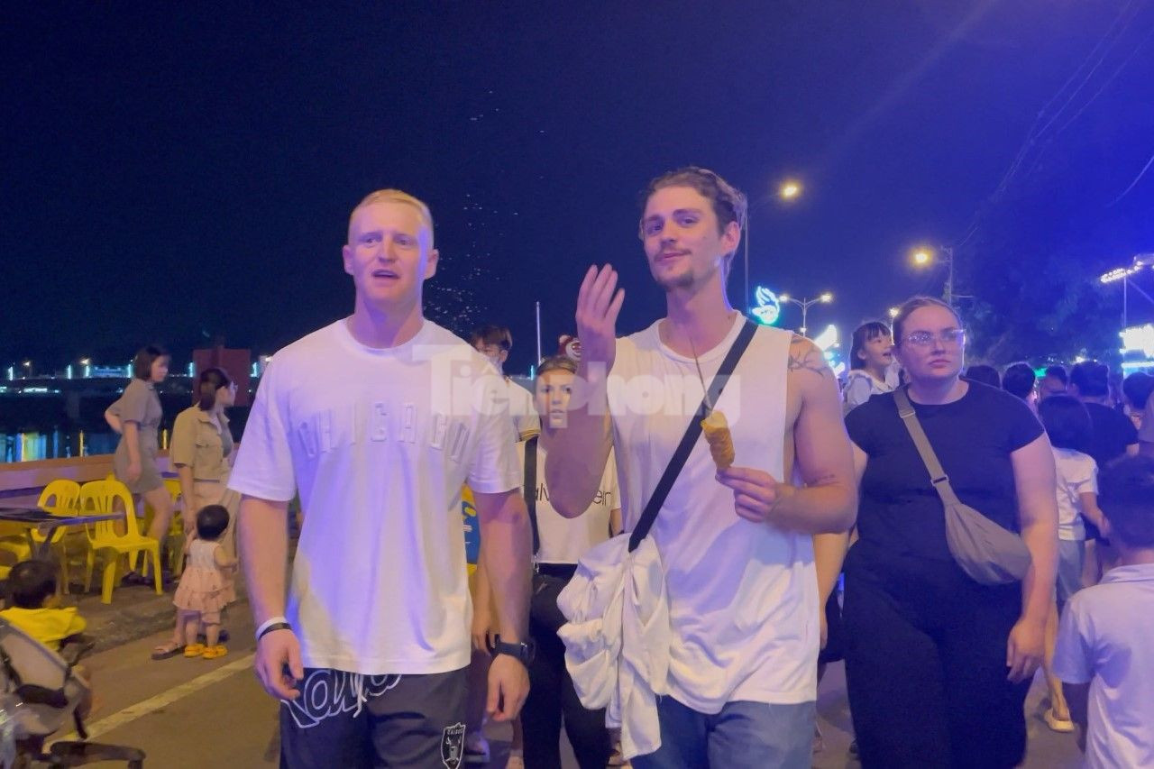 Không chỉ thu hút người dân từ các địa phương lân cận, sự kiện còn có sự xuất hiện của một số khách du lịch nước ngoài đến tham gia với tinh thần hồ hởi, phấn khích trước các hoạt động diễn ra trong đêm hội.