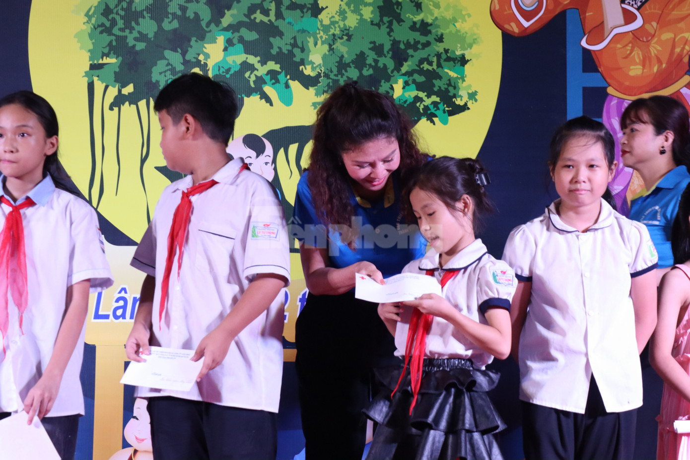 Đây là lời động viên của cấp ủy, chính quyền phường Phương Lâm và các tổ chức gửi tới các em nhỏ dịp Tết Trung thu.