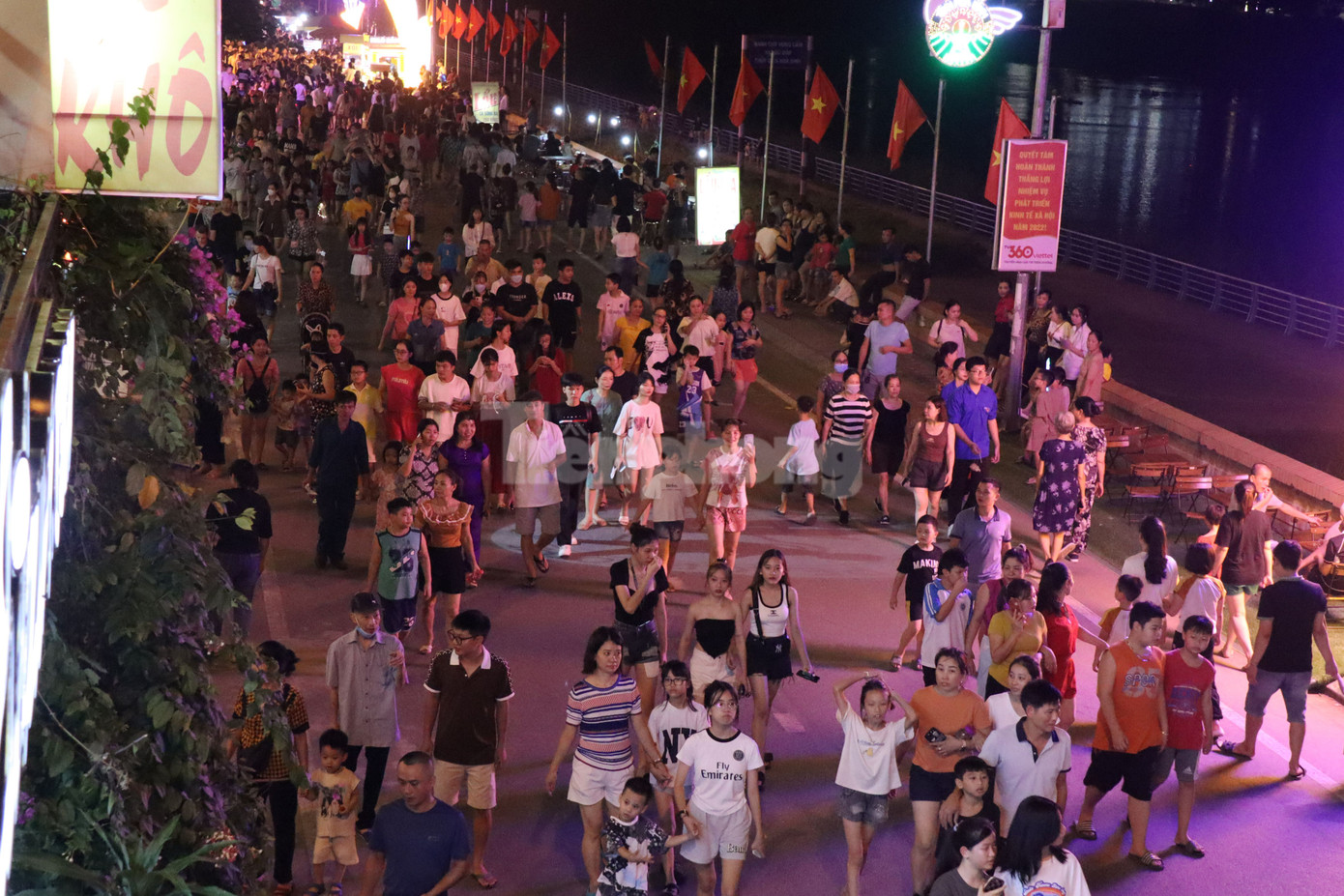 Đây cũng là dịp cuối tuần nên hàng nghìn người dân từ các địa phương lân cận đổ về tham dự.