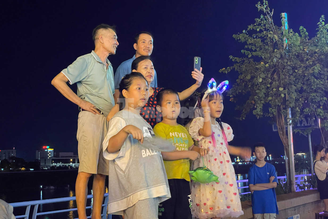 Anh Nguyễn Thế Anh (38 tuổi, trú huyện Cao Phong, Hòa Bình) chia sẻ: “Nghe tin trên tuyến phố đi bộ TP Hòa Bình tổ chức sự kiện ngày Tết Trung thu, tôi đưa vợ con đến đây chơi và tham quan. Tại đây, cả gia đình được đi rước đèn, xem chương trình văn nghệ và cũng được nhận quà. Tôi thực sự rất vui và thấy đây là hoạt động ý nghĩa”.