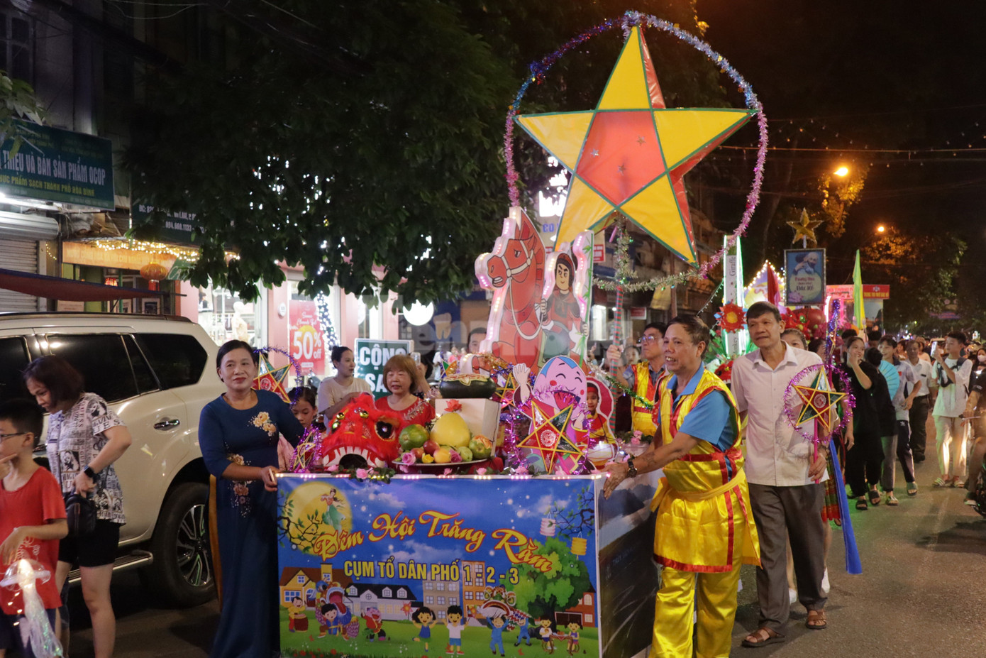 Đầu chương trình, hoạt động trình diễn các mô hình do nhân dân các tổ trong phường tự làm. Các mô hình có nhiều hình hài độc đáo, đa sắc màu đúng với không khí của ngày Tết Trung thu như đèn ông sao, chú cuội, con rồng, con kỳ lân...