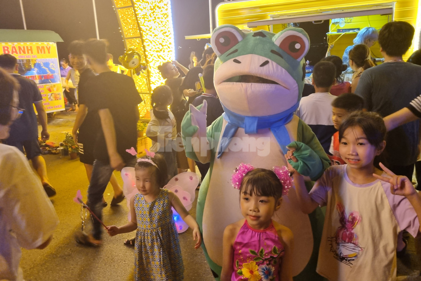 Bên cạnh đó, nhiều hoạt động thú vị trên Phố đi bộ thu hút các em nhỏ và các bạn trẻ.