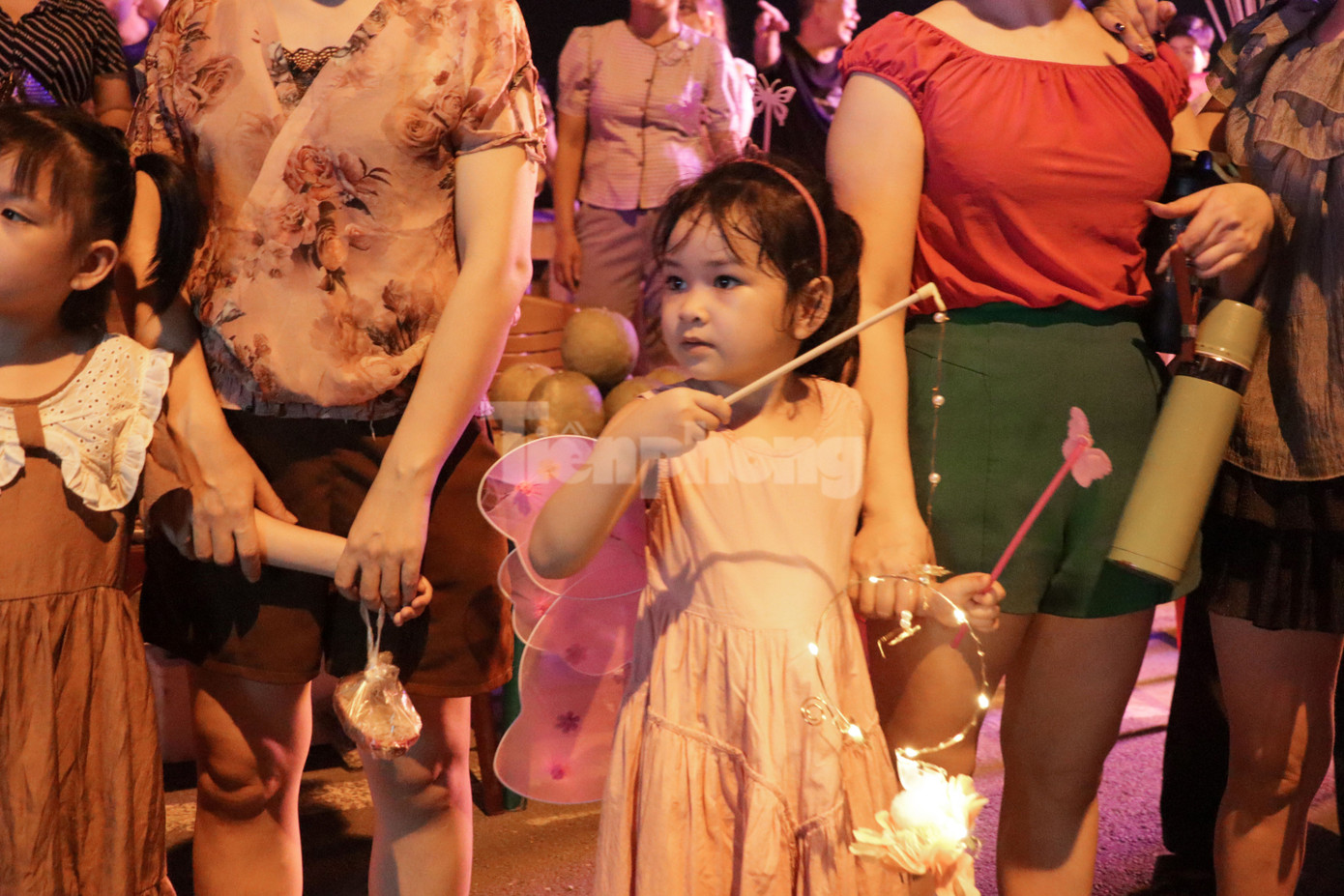 Các em nhỏ xúng xính, trên tay cầm đèn lòng đi rước đèn cùng đêm hội.