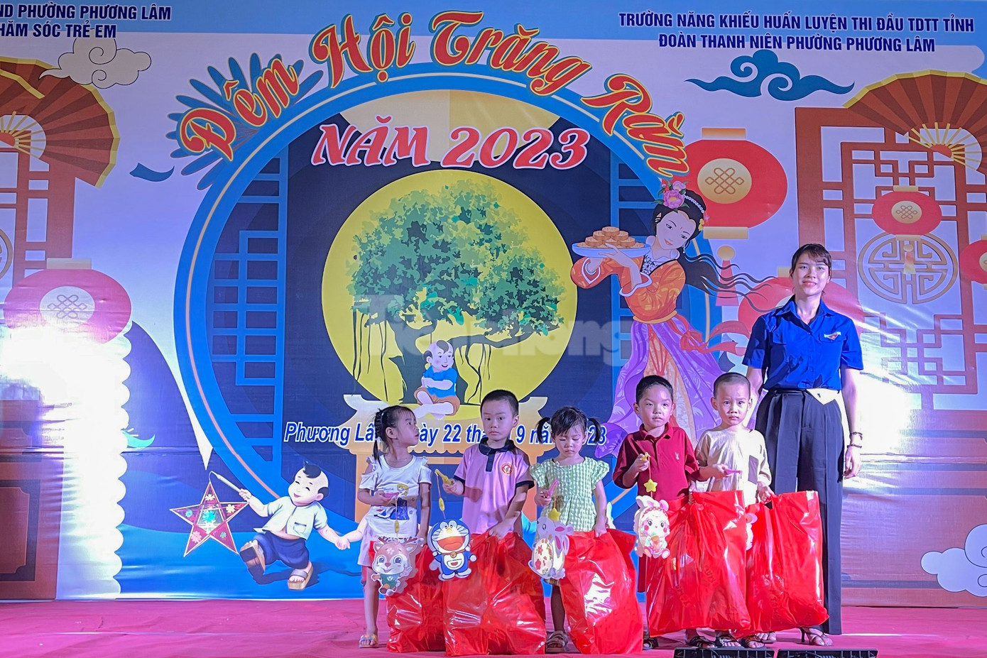 Đêm hội Trăng rằm có hơn 70 phần quà (mỗi phần từ 200.000–300.000 đồng) gửi tới các em học sinh có hoàn cảnh khó khăn, thành tích học tập tốt. Ngoài ra, còn có 1.000 phần bánh kẹo dành tặng cho các em nhỏ đang có mặt ở đêm rằm.