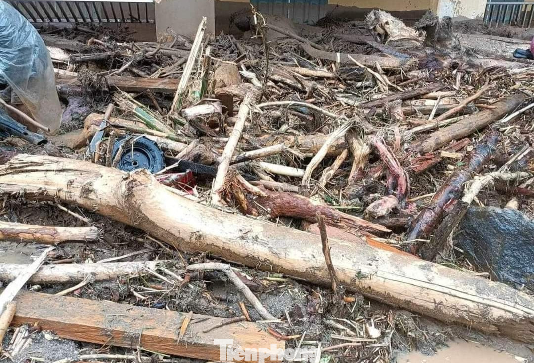 Ngay khi nắm được thông tin, Ban chỉ huy PCTT và TKCN huyện đã thành lập 3 tổ công tác trực tiếp xuống các xã Khao Mang và Hồ Bốn để chỉ đạo công tác khắc phục hậu quả và thăm hỏi động viên gia đình có người bị thiệt mạng và các gia đình bị ảnh hưởng do sạt lở đất, đá vào nhà. Ngay khi nắm được thông tin, Ban chỉ huy PCTT và TKCN huyện đã thành lập 3 tổ công tác trực tiếp xuống các xã Khao Mang và Hồ Bốn để chỉ đạo công tác khắc phục hậu quả và thăm hỏi động viên gia đình có người bị thiệt mạng và các gia đình bị ảnh hưởng do sạt lở đất, đá vào nhà.