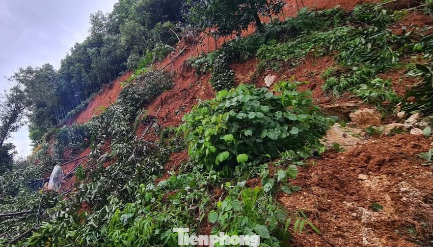 Do ảnh hưởng của mưa lớn kéo dài từ đêm ngày 6/10 đến sáng 7/10, nhiều tuyến đường giao thông đường bộ, đường sắt trên địa bàn tỉnh Yên Bái bị ngập úng, sạt lở nghiêm trọng. Do ảnh hưởng của mưa lớn kéo dài từ đêm ngày 6/10 đến sáng 7/10, nhiều tuyến đường giao thông đường bộ, đường sắt trên địa bàn tỉnh Yên Bái bị ngập úng, sạt lở nghiêm trọng.