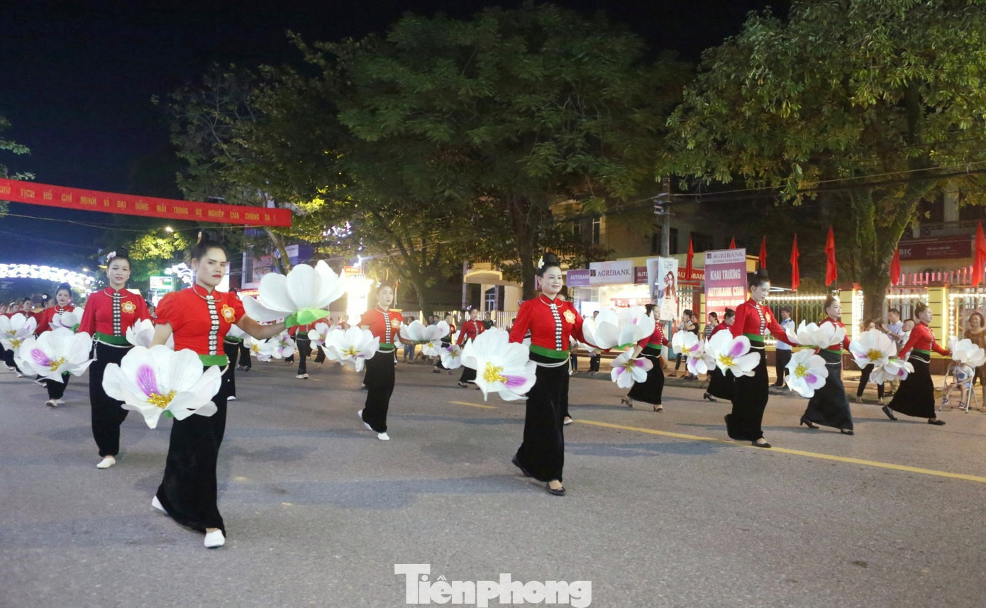 Tại lễ hội năm nay, du khách trong và ngoài nước được thưởng thức màn diễu diễn đường phố đặc sắc với sự tham gia của 350 diễn viên quần chúng đến từ các dân tộc của 9 huyện, thị xã, thành phố trong tỉnh.