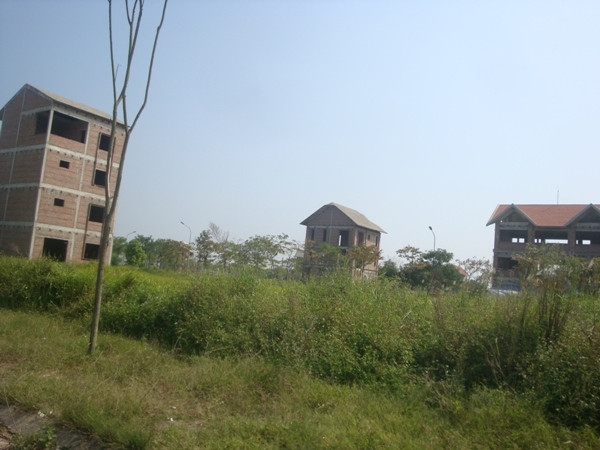 Những ngôi nhà kiểu cách năm chơ vơ hoang tàn cùng cỏ dại