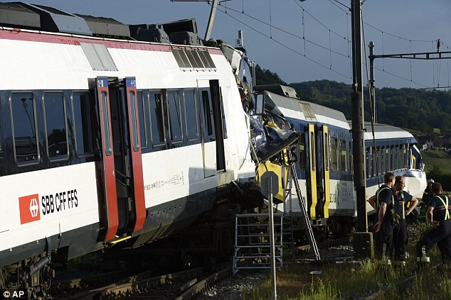 Hình ảnh cho thấy hai đoàn tàu vẫn nằm trên đường ray khi xảy ra va chạm
