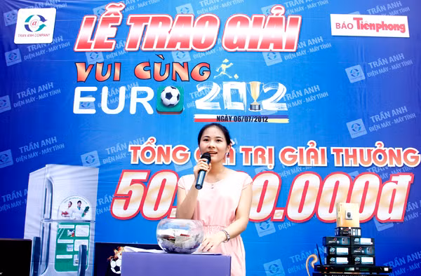 Chương trình diễn ra tại Siêu thị Trần Anh (Láng, Hà Nội). Chương trình diễn ra tại Siêu thị Trần Anh (Láng, Hà Nội)
