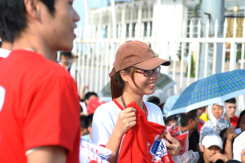 Trong buổi sáng nay còn xuất hiện những bạn sinh viên bán áo cổ vũ cho đội tuyển Arsenal. Một chiếc áo này có giá 100.000 đồng.