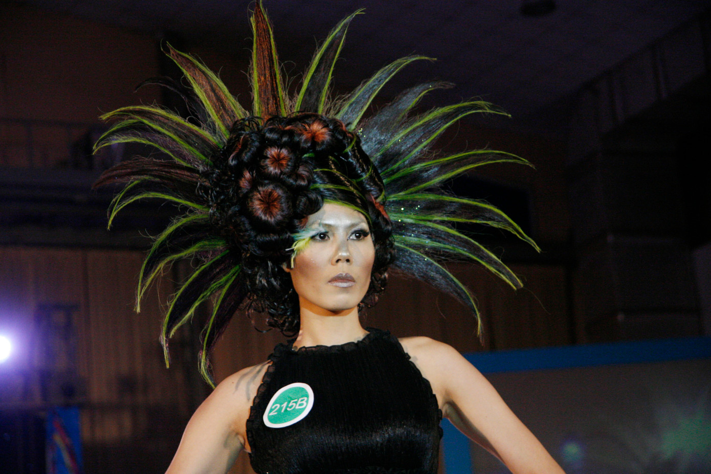 Nhà tạo mẫu Lê Văn Tài đến từ Hà Nội với mẫu tóc kết hợp với khôn mặt kinh dị 