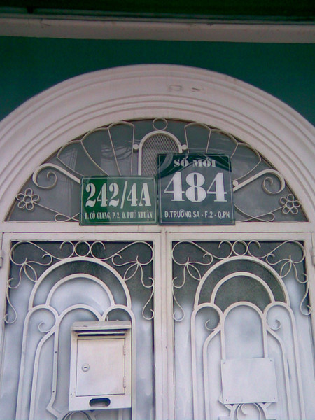 Một căn nhà gắn hai số nhà. Ảnh: LT