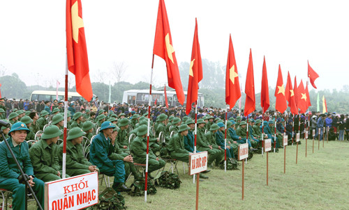 Lễ giao nhận quân được thực hiện trang nghiêm và long trọng mặc dù trời mưa phùn và khá lạnh vào buổi sáng sớm