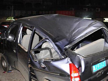 Chiếc ôtô bẹp giúm, cửa ra vào và cửa sổ bên trái đều hư hỏng. Ảnh: Sohu