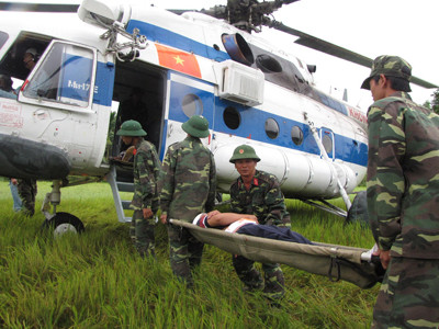 Đưa người bị nạn lên máy bay đi cấp cứu