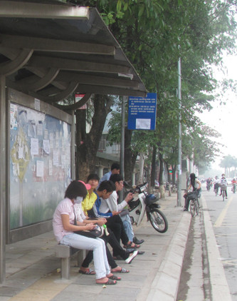 Tờ rơi quảng cáo dính nhan nhản trên các biển quảng cáo và ngay trên biển báo tuyến buýt.