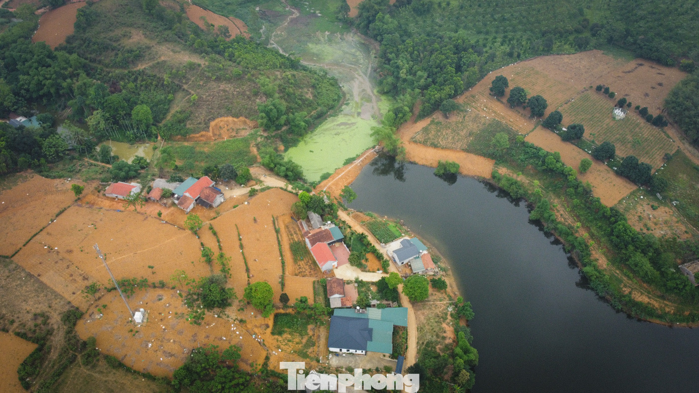 Con đường được bồi đắp giúp nối liền giữa khu đất lâm nghiệp thuộc xã Khánh Thượng vốn không có đường kết nối với đường đi dân sinh thuộc xã Minh Quang.