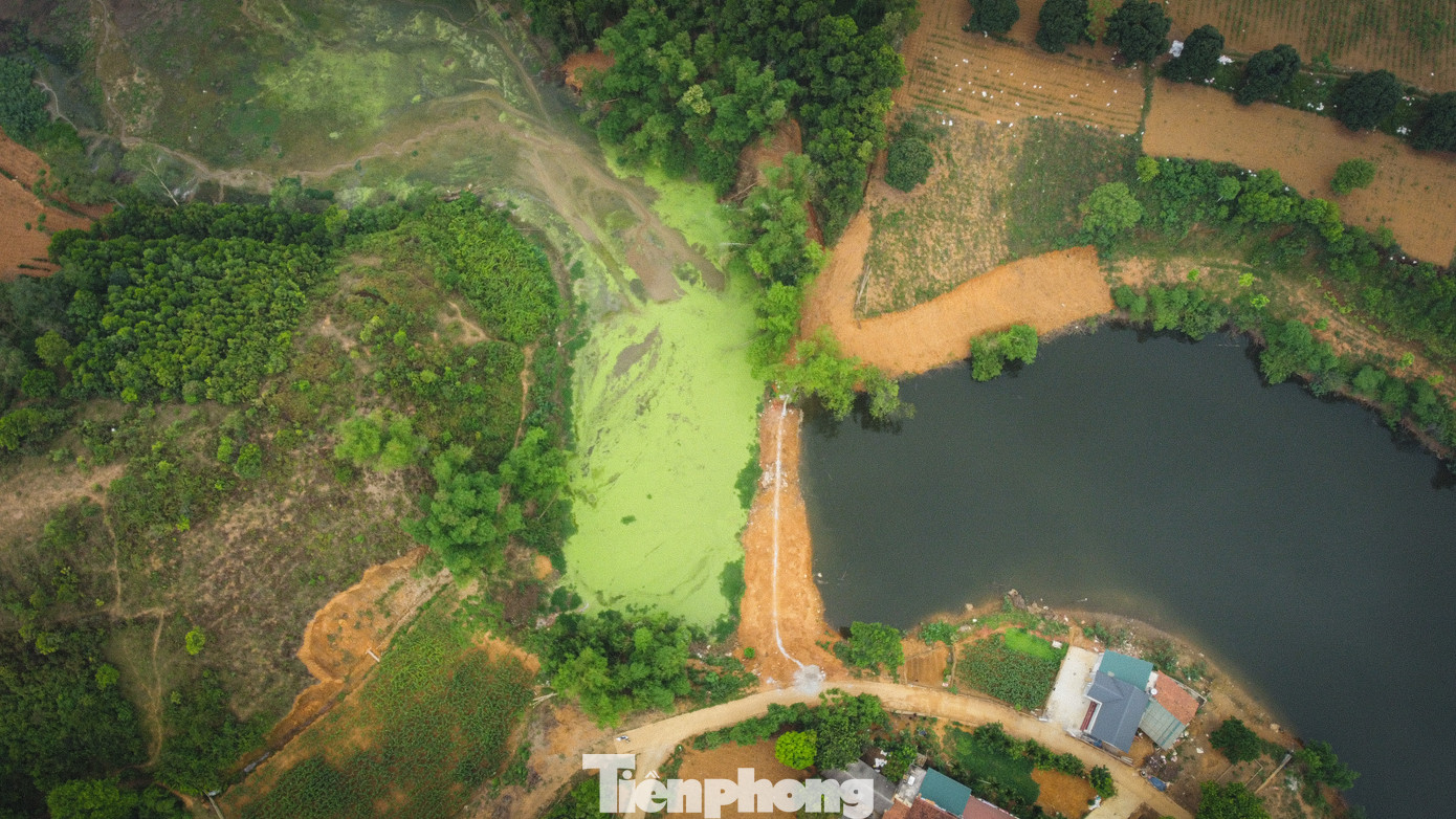 Lòng hồ đã bị chia làm hai do hoạt động san lấp, lấn chiếm gây mất cảnh quan, ảnh hưởng đến chức năng của hồ.