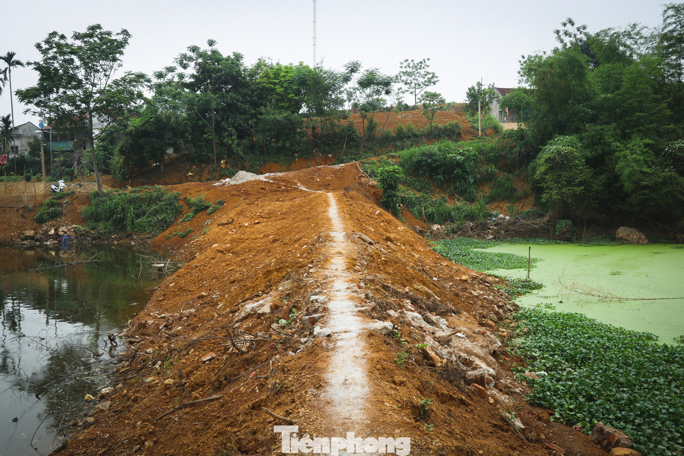 Không chỉ bị một số người ngang nhiên đổ đất, đá lấn chiếm và ngăn dòng chảy, mà nhiều vị trí xung quanh hồ Đầm cũng đang xảy ra tình trạng bị lấn chiếm.