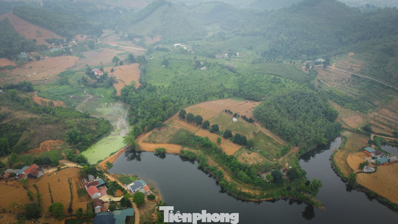 Hồ Đầm có diện tích mặt nước nhiều ha, giữa hồ sâu 5-6m, nằm trên địa bàn xã Minh Quang và Khánh Thượng (huyện Ba Vì) bị bồi lấp đất, chiếm dụng diện tích mặt hồ nhiều khu vực.