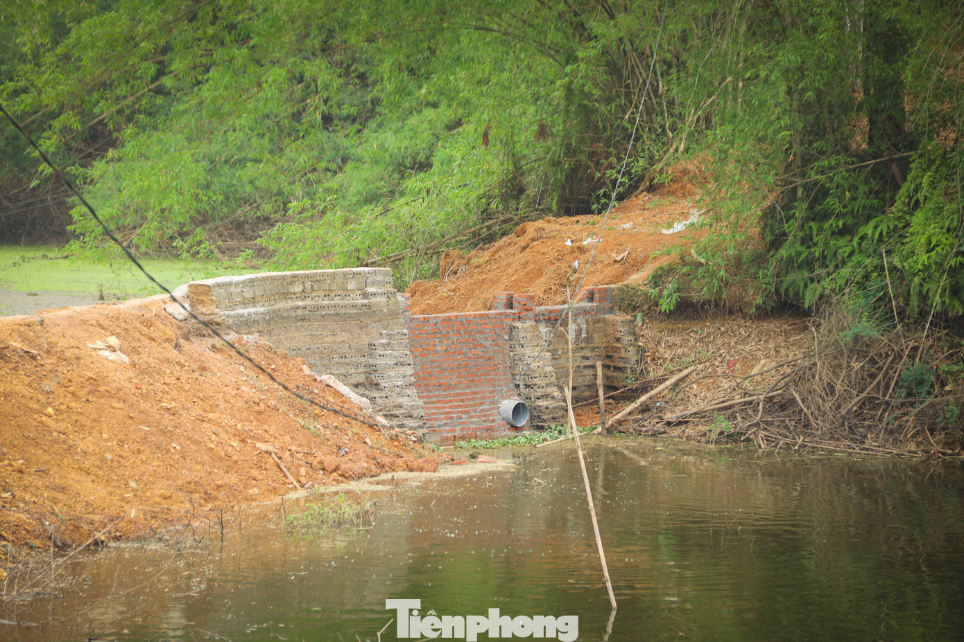 Sau khi có văn bản xử lý của địa phương ngày 22/4, ngày 24/4, ghi nhận của PV Tiền Phong, dải đất được san lấp vào lòng hồ đã được chủ thầu gia cố thêm bằng xi măng, đặt đường ống kết nối hai khu vực hồ bị chia cắt. Sau khi có văn bản xử lý của địa phương ngày 22/4, ngày 24/4, ghi nhận của PV Tiền Phong, dải đất được san lấp vào lòng hồ đã được chủ thầu gia cố thêm bằng xi măng, đặt đường ống kết nối hai khu vực hồ bị chia cắt.