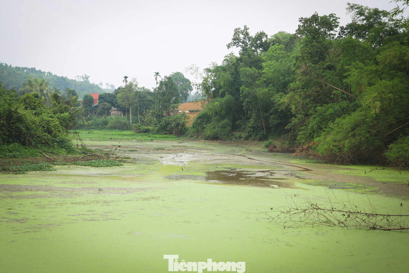 Hiện tại, do đang vào mùa khô nên lượng nước tại thượng nguồn hạn chế khiến cuộc sống của người dân hai bên hồ chưa bị ảnh hưởng. Tuy nhiên khi vào mùa mưa, lượng nước đổ về không được lưu thông, kết nối dòng chảy sẽ rất dễ dẫn tới tình trạng ngập úng, ảnh hưởng tới hoa màu và nhà cửa của người dân.