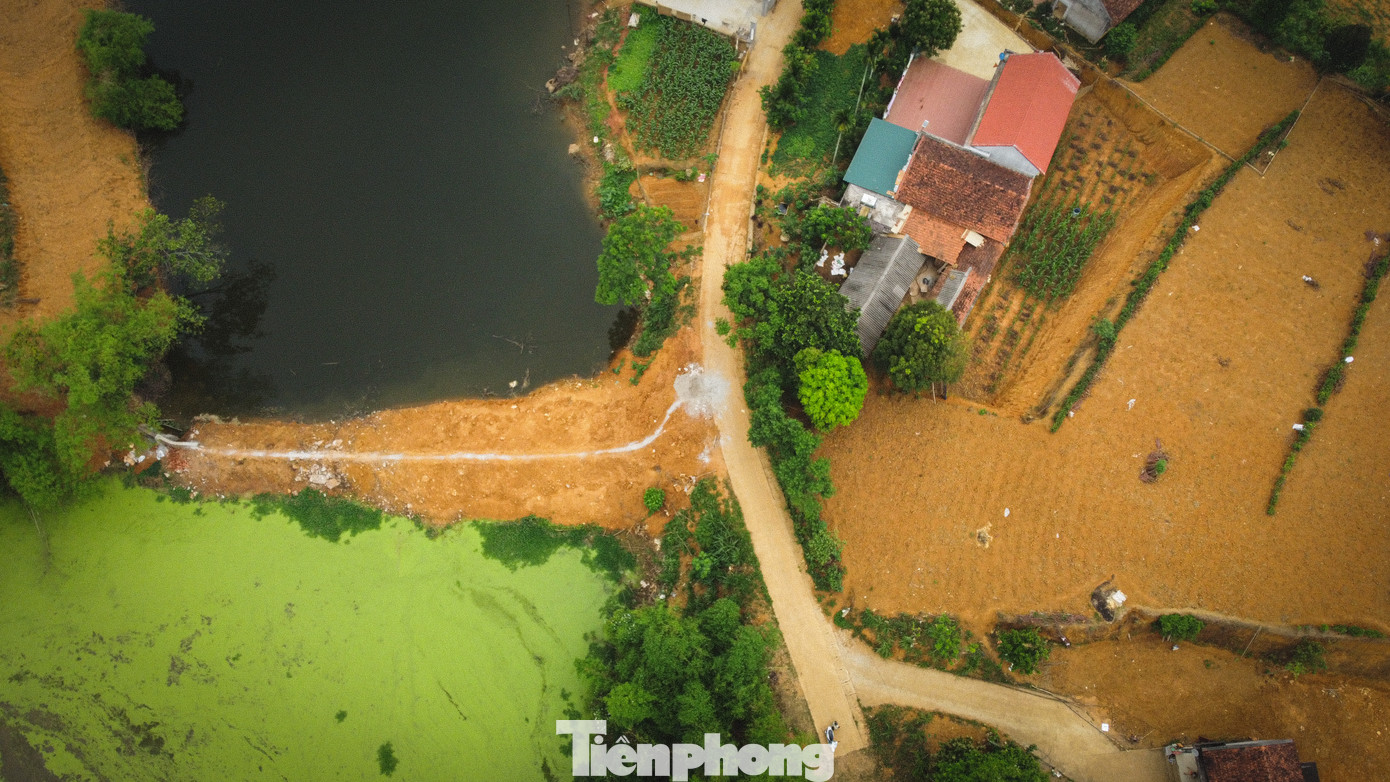 Hồ Đầm (xã Minh Quang, Ba Vì) bị chủ thầu hồ nuôi cá san lấp đất, ngăn dòng chảy. Hồ Đầm (xã Minh Quang, Ba Vì) bị chủ thầu hồ nuôi cá san lấp đất, ngăn dòng chảy.