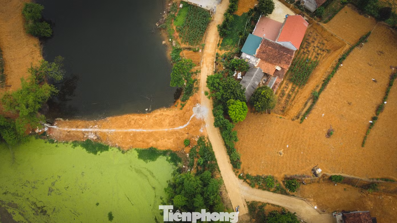 Theo người dân sinh sống quanh hồ, khu vực này vừa bị san lấp từ đầu tháng 2/2025. Việc đổ trộm đất đá, trạc thải xây dựng khiến người dân bức xúc vì ngăn dòng chảy, ảnh hưởng lớn tới các diện tích đất lâm nghiệp vùng thượng nguồn.