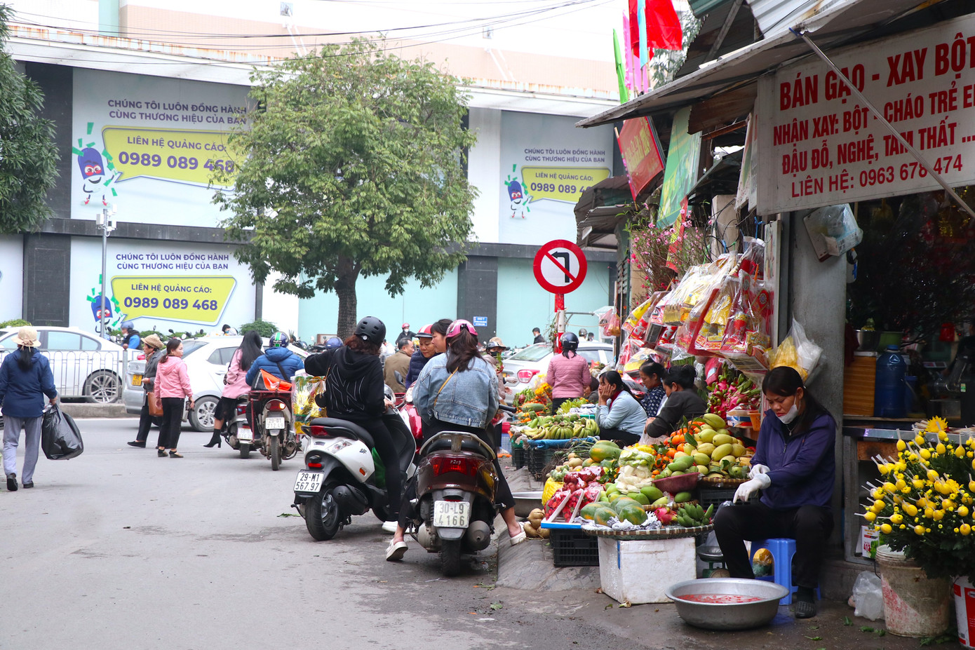 Chia sẻ với PV, bà Mai Loan - tiểu thương tại chợ Trung Kính cho biết: "Sắp Tết rồi mà vẫn chưa thấy khách mua sắm mấy. Giờ người ta đặt hàng online là nhiều. Sức mua có giảm hơn so với mọi năm".