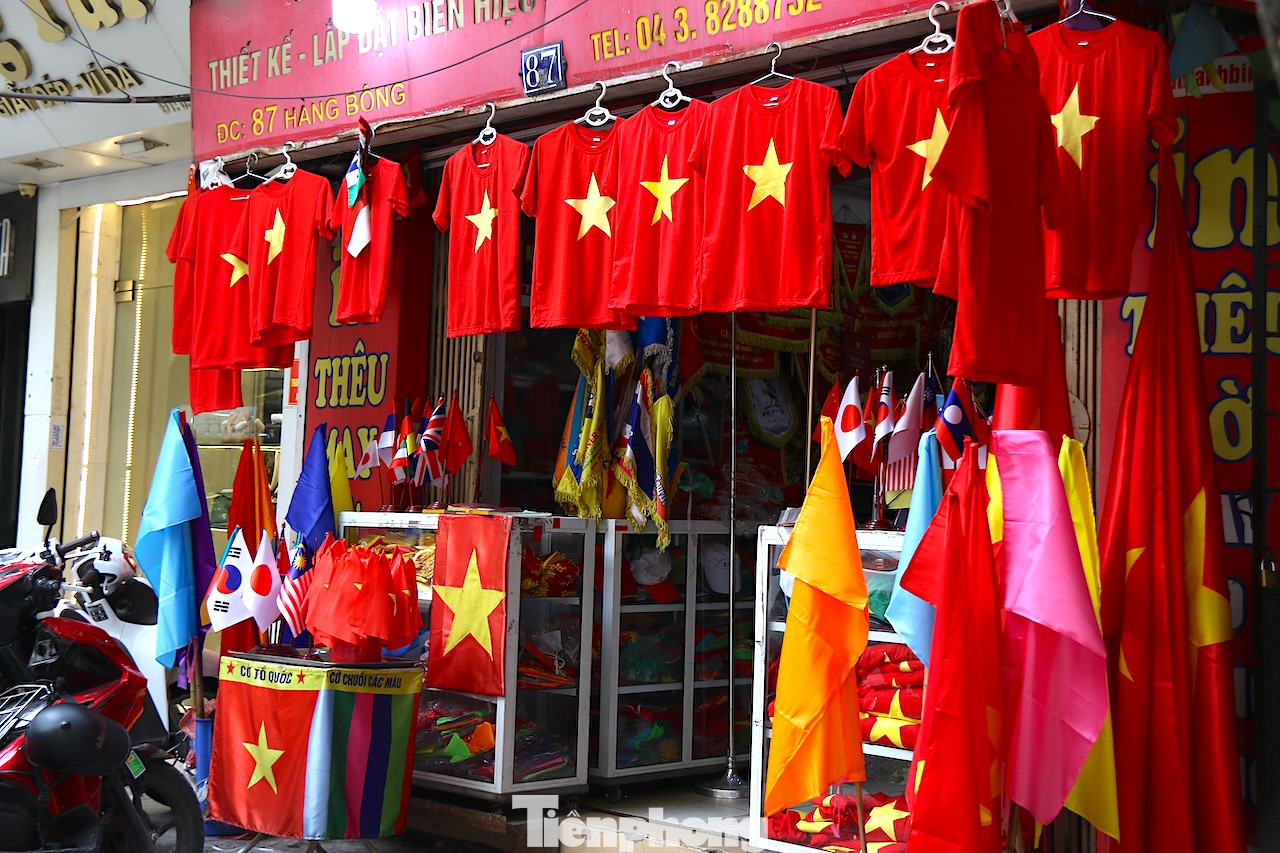 Cờ tổ quốc, áo cờ đỏ sao vàng được bày bán tại tuyến phố Hàng Bông.
