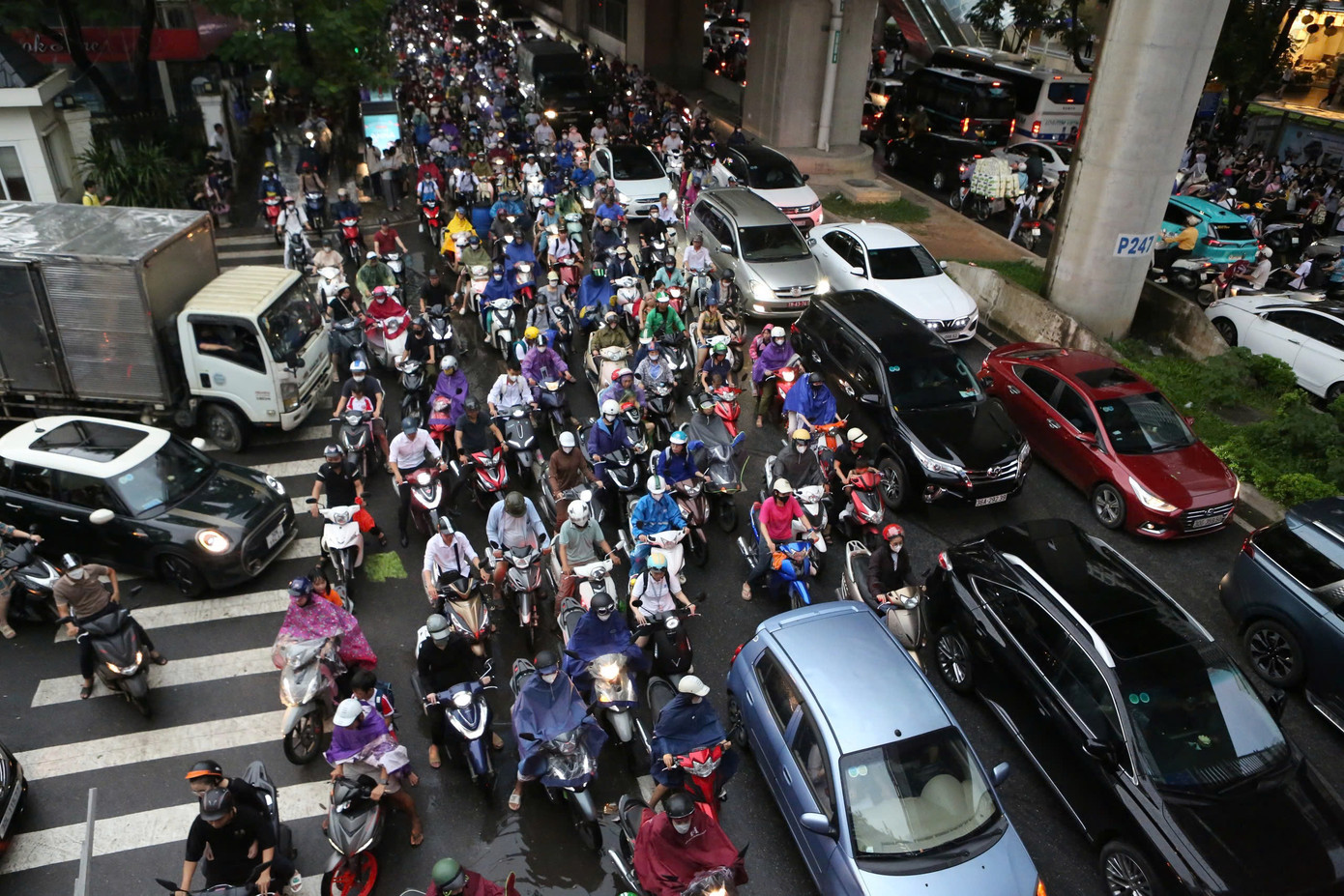 Ngay từ đầu giờ chiều, nhiều tuyến đường của Hà Nội đã ùn tắc do nhiều công ty đã thông báo cho nhân viên, người lao động nghỉ việc sớm trước khi thời điểm bão đổ bộ.