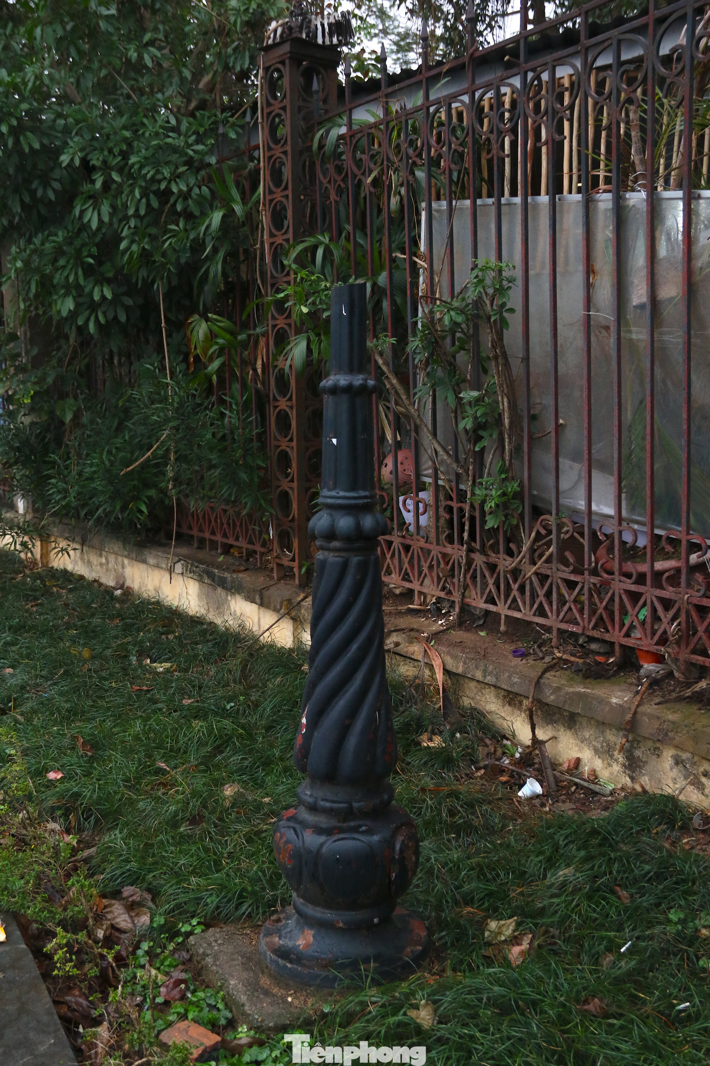 Cùng với đó, dự án sẽ cải tạo hệ thống chiếu sáng (bổ sung hệ thống cấp cấp điện, lắp bổ sung một số đèn mới, thay thế bóng đèn vỡ hỏng kết hợp đèn năng lượng mặt trời); Lắp dựng hệ thống đèn chiếu sáng năng lượng mặt trời khu vực ven hồ; Lắp đặt hệ thống camera giám sát và màn hình… Cùng với đó, dự án sẽ cải tạo hệ thống chiếu sáng (bổ sung hệ thống cấp cấp điện, lắp bổ sung một số đèn mới, thay thế bóng đèn vỡ hỏng kết hợp đèn năng lượng mặt trời); Lắp dựng hệ thống đèn chiếu sáng năng lượng mặt trời khu vực ven hồ; Lắp đặt hệ thống camera giám sát và màn hình…